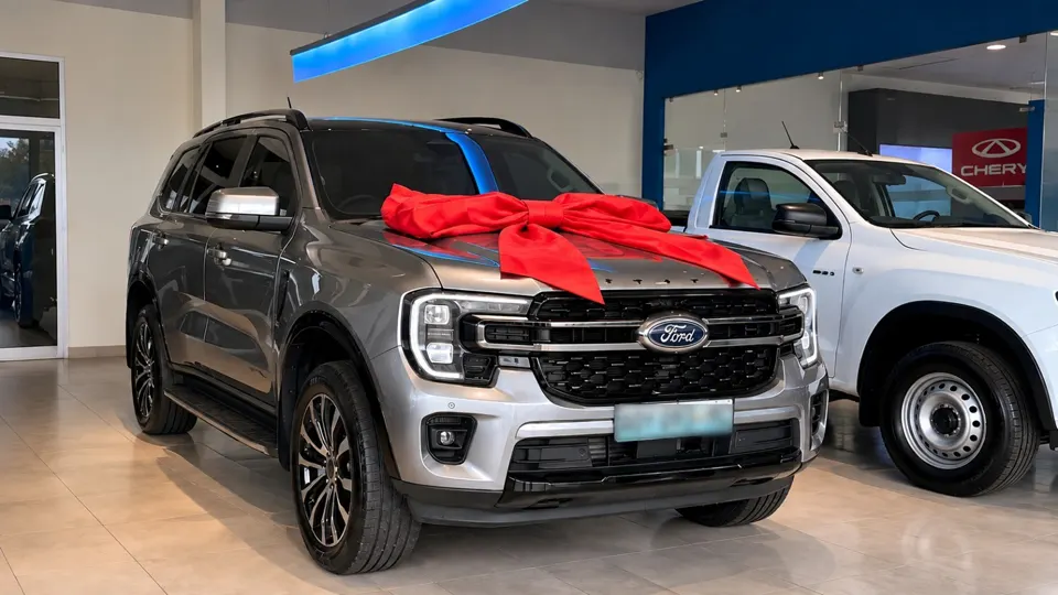 Viatura Ford com laço vermelho preparada para entrega num concessionário