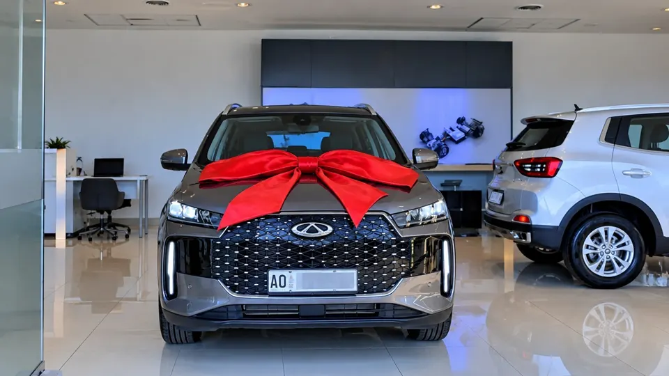 Viatura Chery com laço vermelho preparada para entrega num concessionário